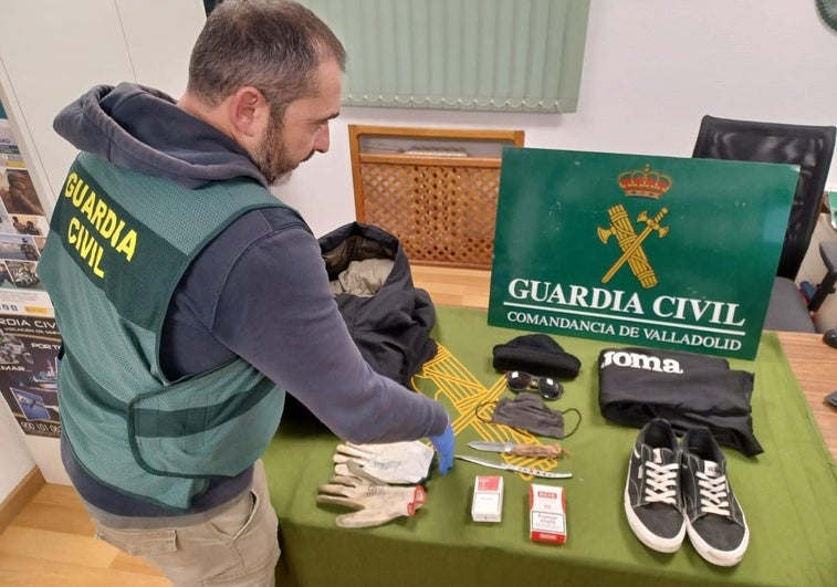 Objetos intervenidos por la Guardia Civil al detenido.