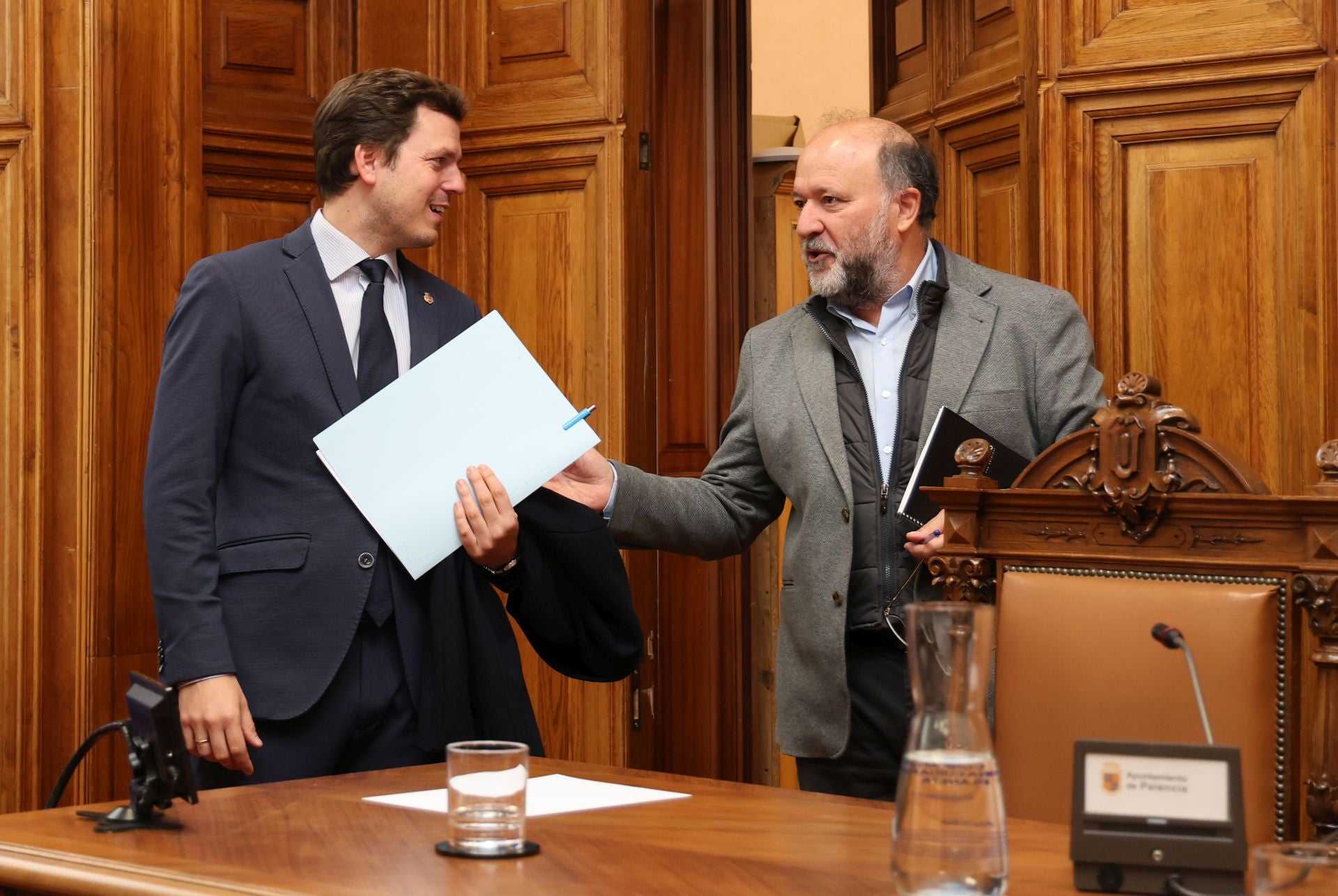 El portavoz del PP, Víctor Torres, y el concejal de Hacienda, Carlos Hernández, en el pleno de noviembre.