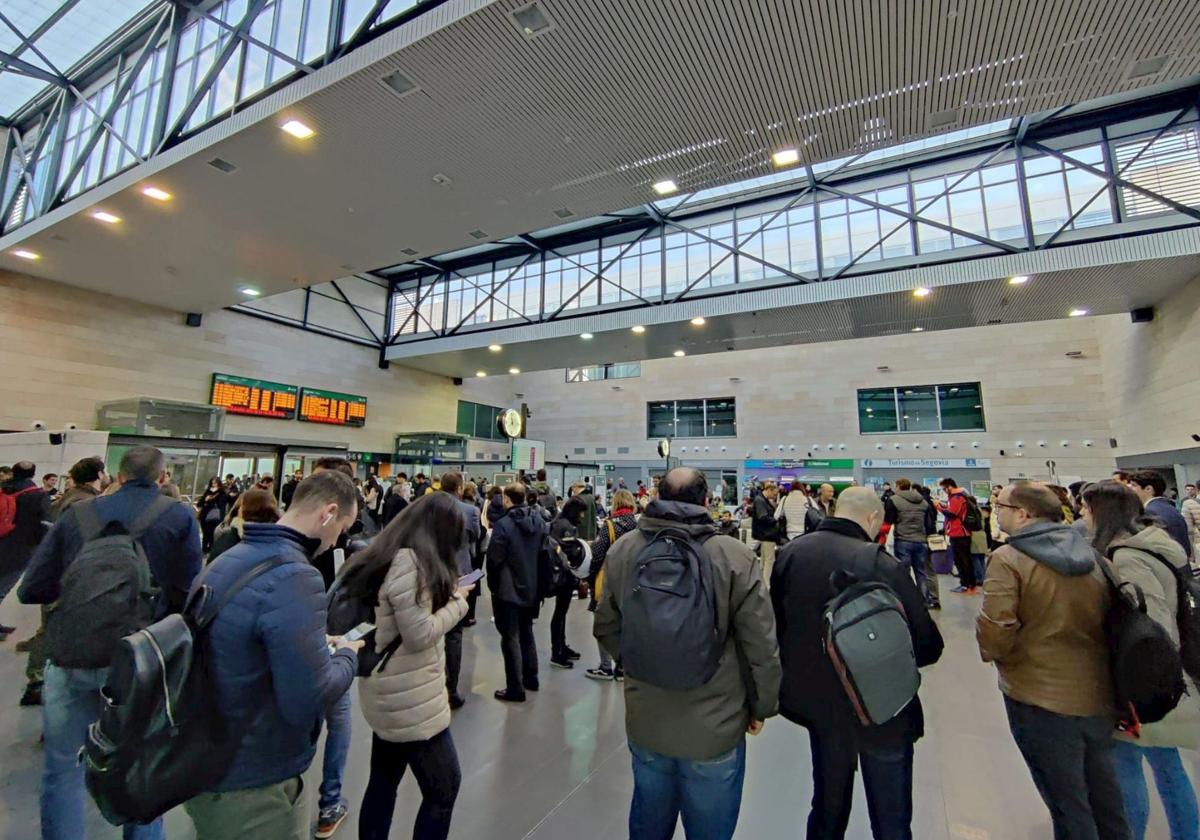 Usuarios del AVE de Segovia esperan en Chamartín al salida de un tren de vuelta a la capital segoviana.