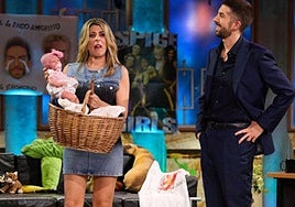 Valeria Ros con David Broncano en 'La Revuelta'.