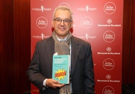 Xavier Coller, durante la presentación de su libro en el Teatro Zorrilla.