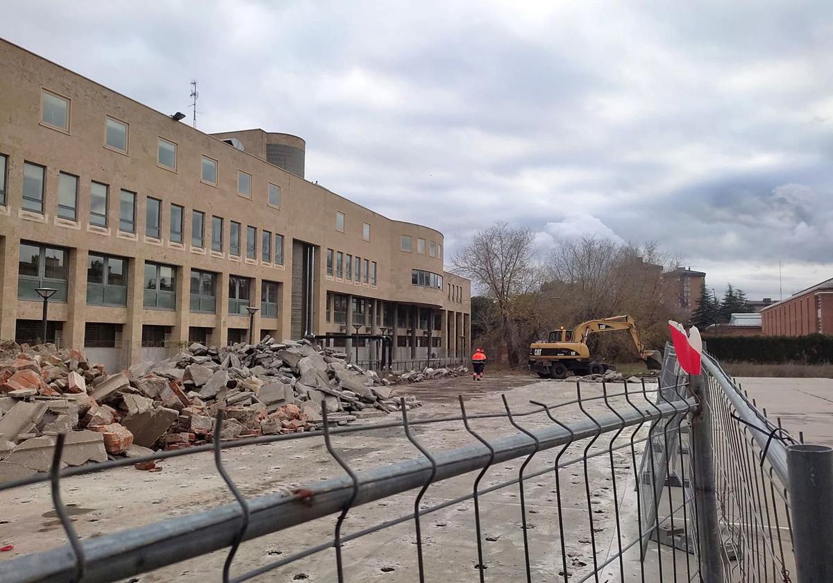 Las demoliciones para la apertura de la nueva calle junto a la parcela del futuro Mercadona han comenzado esta semana.