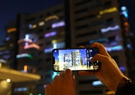 El edificio, con la mayoría de sus balcones iluminados.