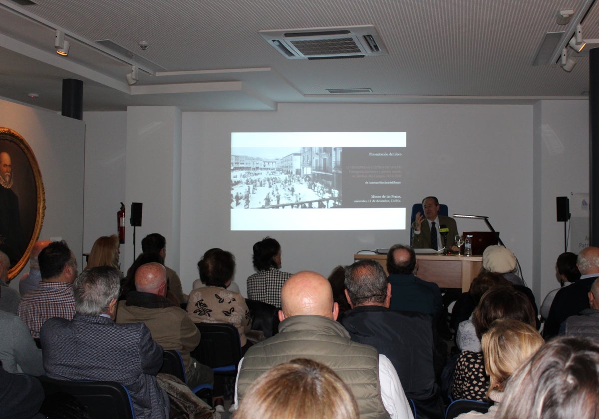 Público disfrutando de la presentación del libro en el Museo de las Ferias