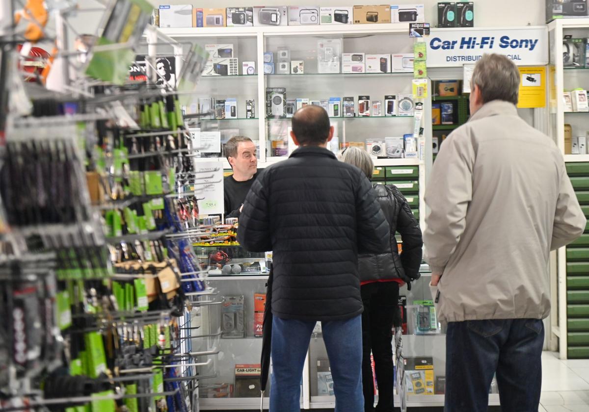 Clientes compran codificadores en una tienda de electrónica de Valladolid tras los cambios de febrero de 2024.