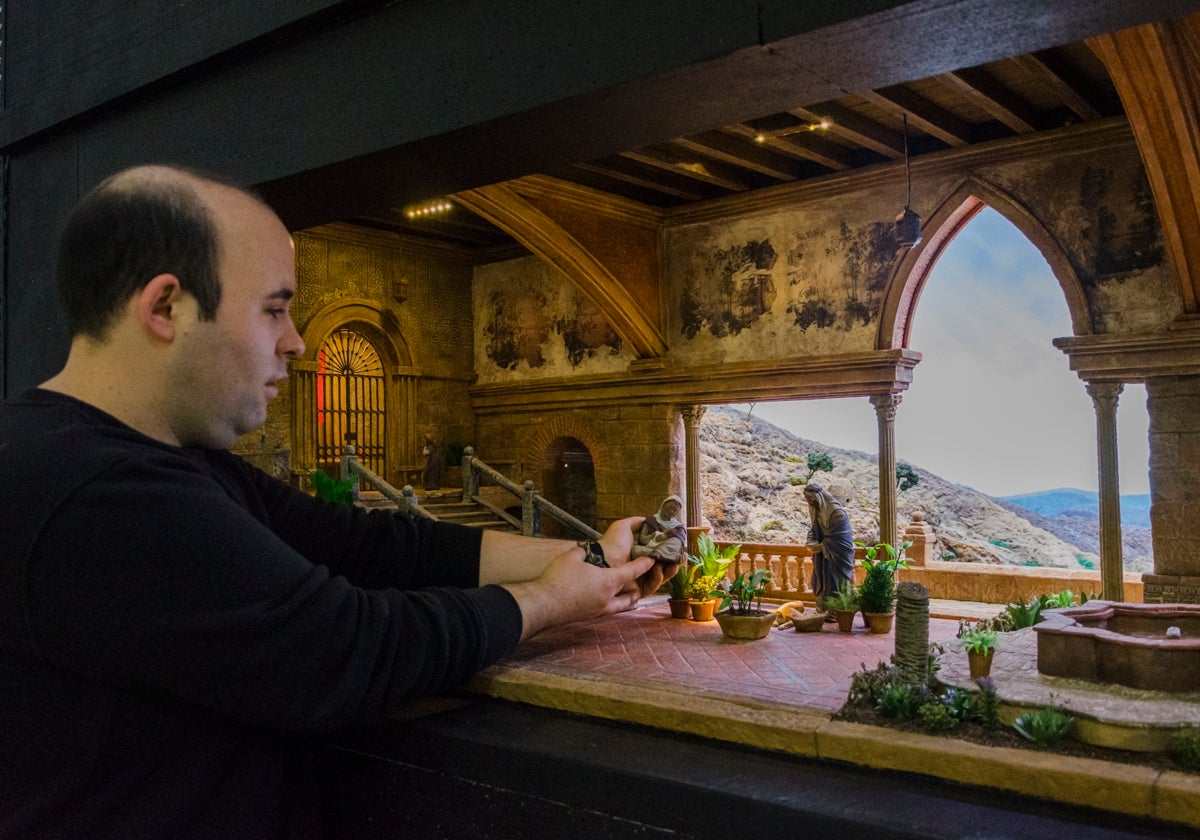 Alberto Ávila colocando una figura en el belén de Villabáñez