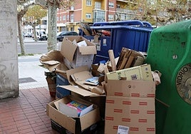 Contenedor de cartón en la zona de San José.