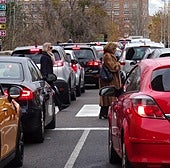 El repintado de las señales borra los vestigios del carril bus y colapsa Poniente