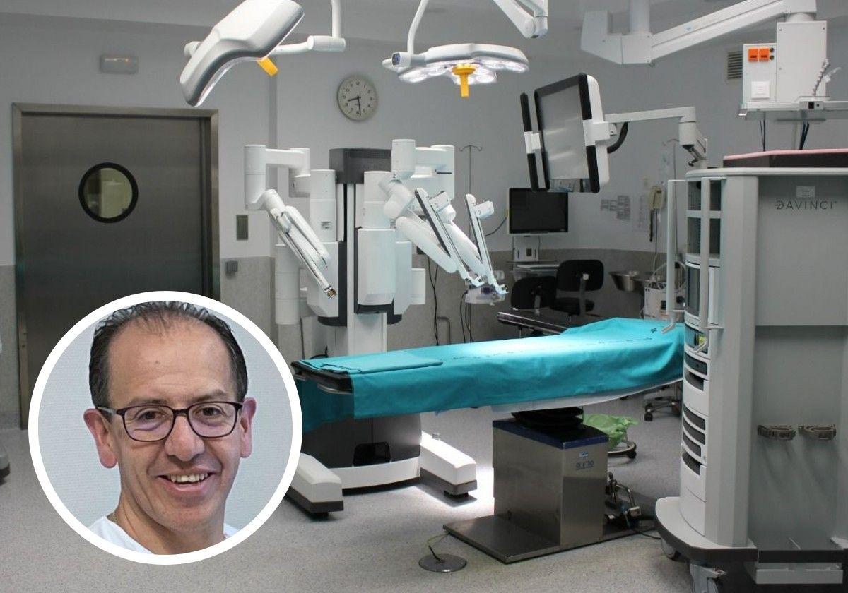 El subdirector médico de Atención Hospitalaria de Segovia, Dayro Gutiérrez, en el círculo, con el robot quirúrgico al fondo en un quirófano.