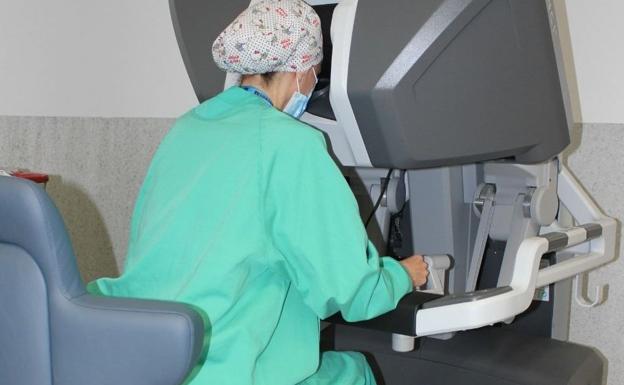 Manejo de la consola del robot quirúrgico instalado en el Hospital General de Segovia.