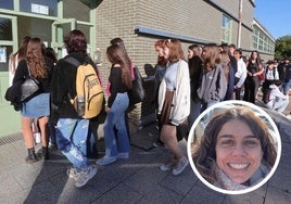 Varios alumnos entran al campus el primer día del curso. A la derecha, Sonia Ortega.