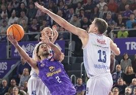 Alec Wintering lanza a canasta ante la defensa de Micovic, en el partido del pasado jueves.