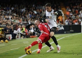 Barrenechea, centrocampista del Valencia, disputa un balón a Isi, jugador del Rayo.