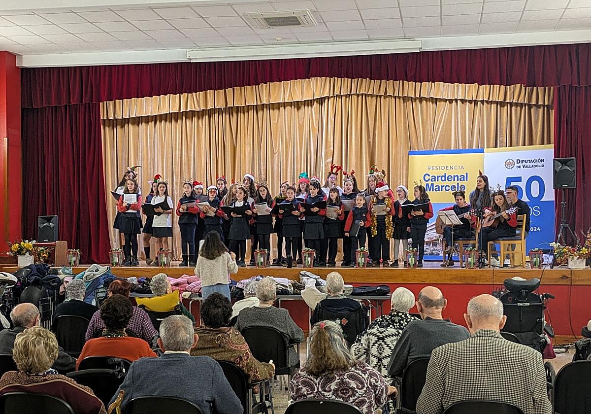 Niños del colegio Corazonistas actuando en el salón de actos de la residencia Cardenal Marcelo