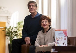 Ángel Sánchez y Ana Gallego, de Teloncillo Teatro, antes de presentar la programación de El Desván.