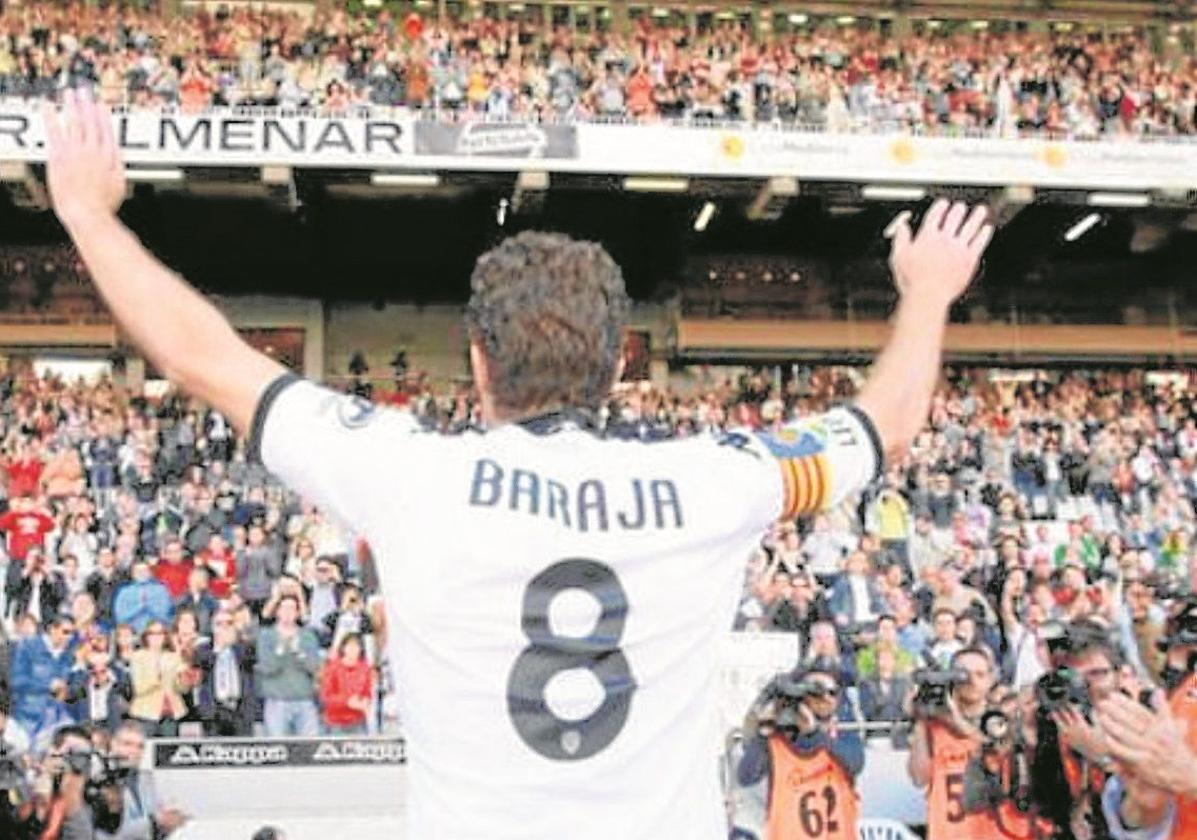 Imagen de la despedida de Rubén Baraja como jugador del Valencia el día 16 de mayo de 2010, tras haber intervenido en 367 partidos oficiales con los de Mestalla
