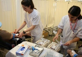Dos enfermeras atienden un puesto de donación de sangre.