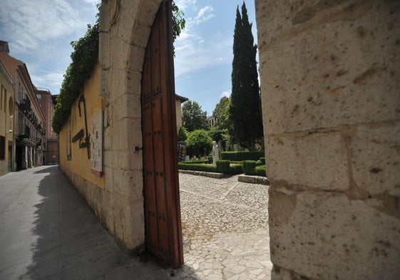 Entrada a la Casa de Zorrilla en la calle Fray Luis de León.