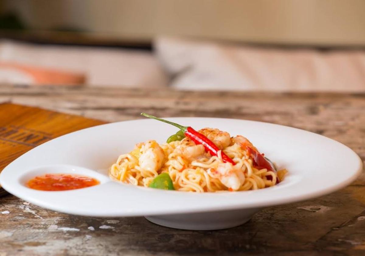 Imagen principal - Noodles, gambas y croquetas del restaurante Corinto de Estefanía Luyk.