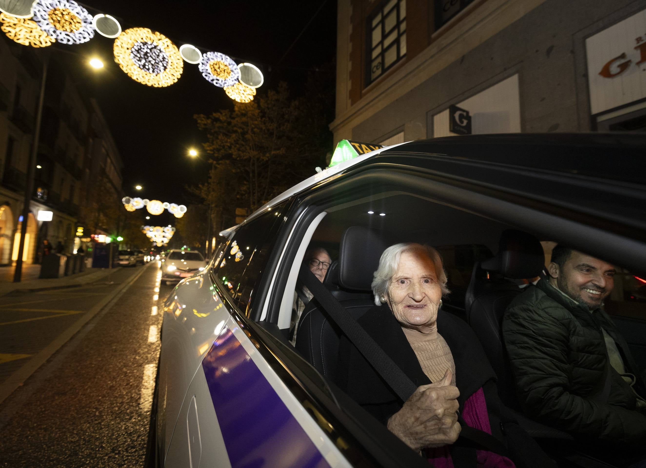 Los taxistas acercan la Navidad a 210 mayores de Valladolid