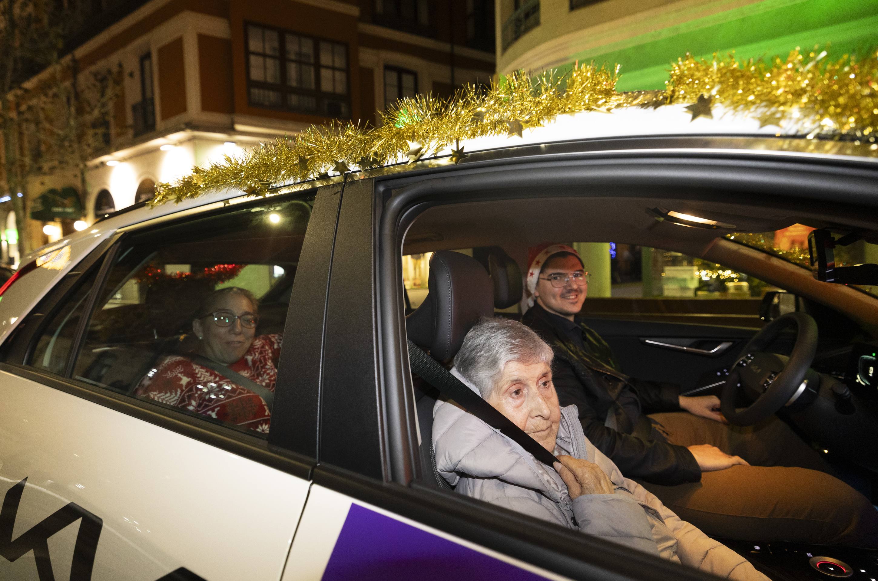 Los taxistas acercan la Navidad a 210 mayores de Valladolid