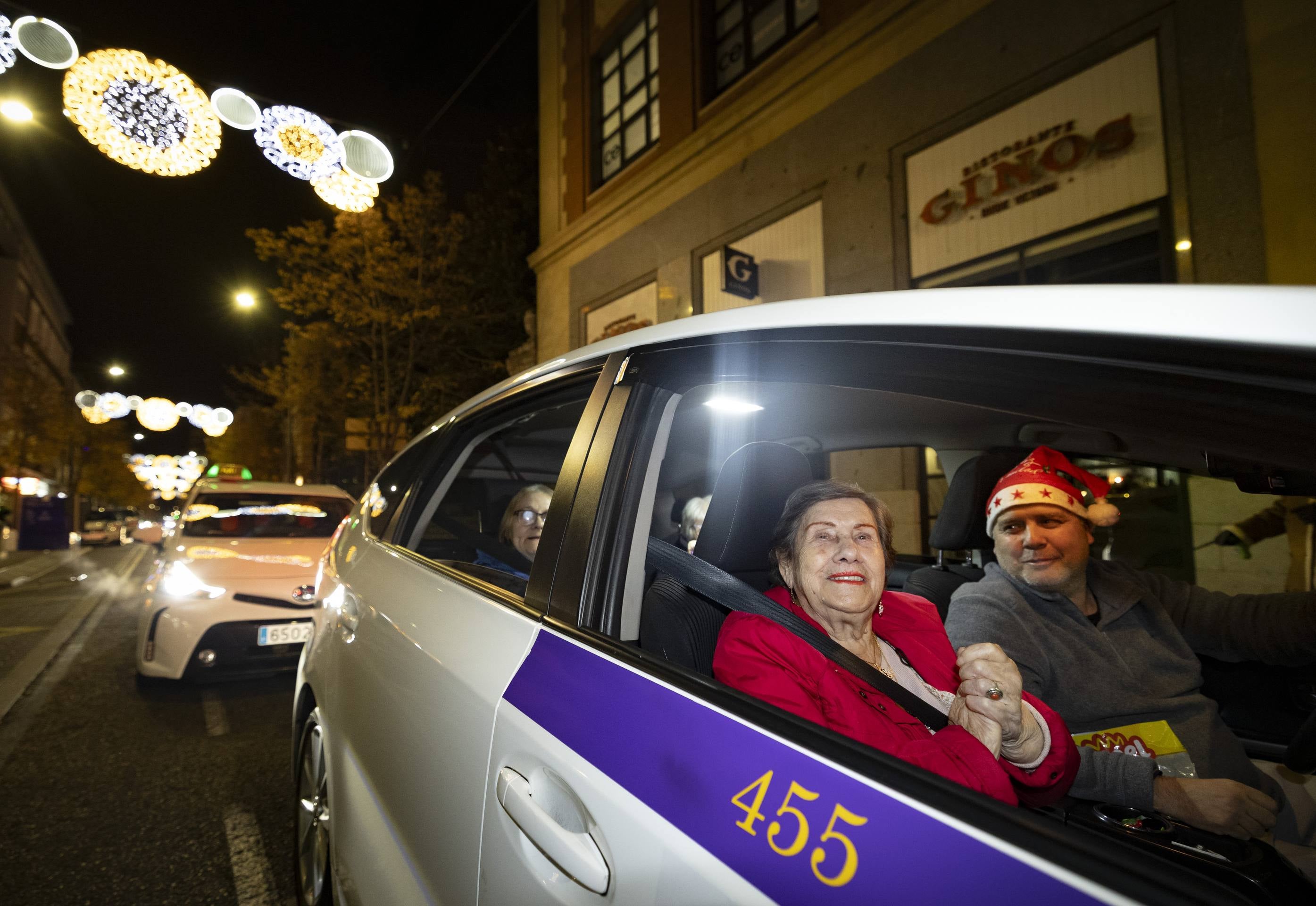 Los taxistas acercan la Navidad a 210 mayores de Valladolid