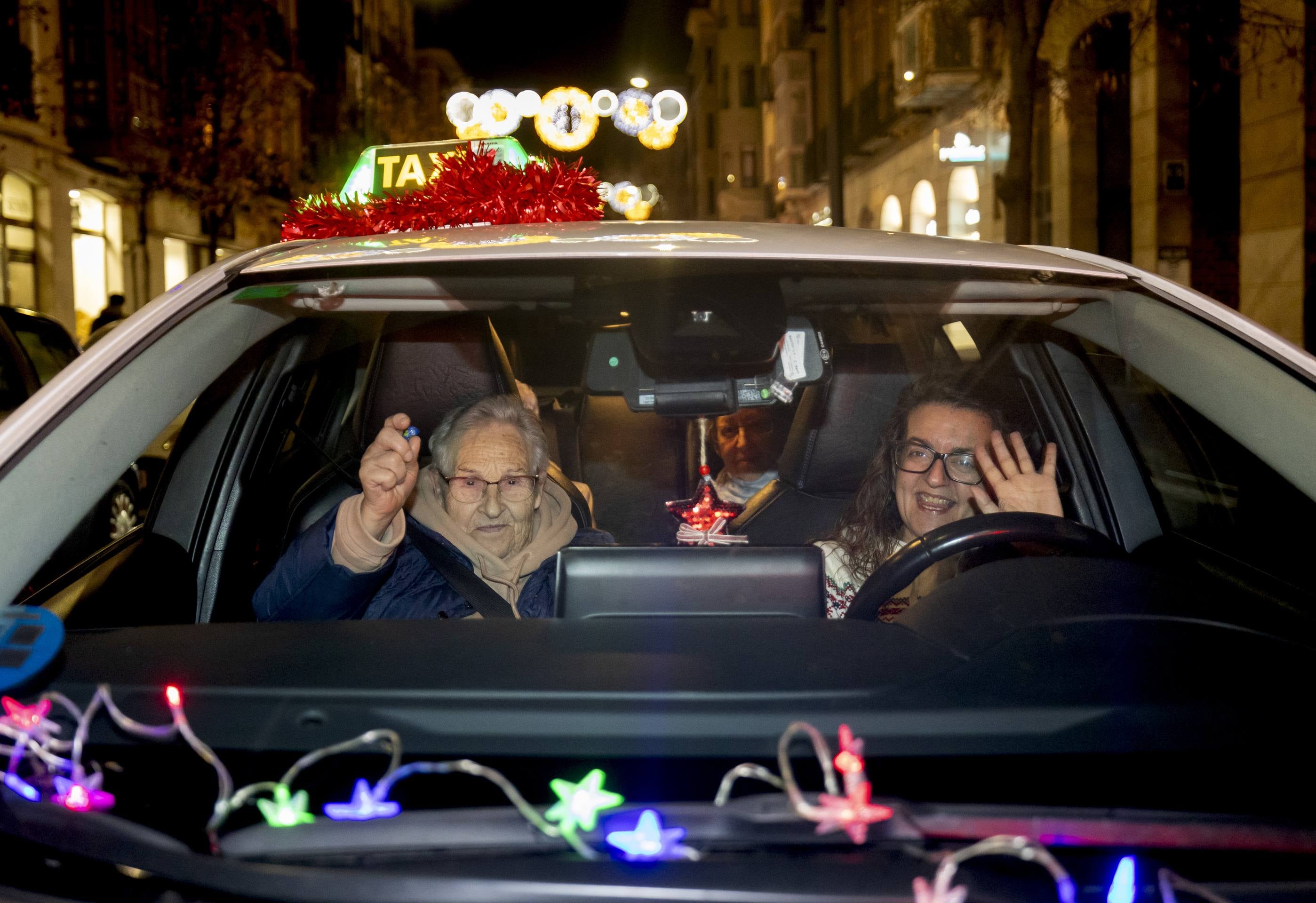 Los taxistas acercan la Navidad a 210 mayores de Valladolid