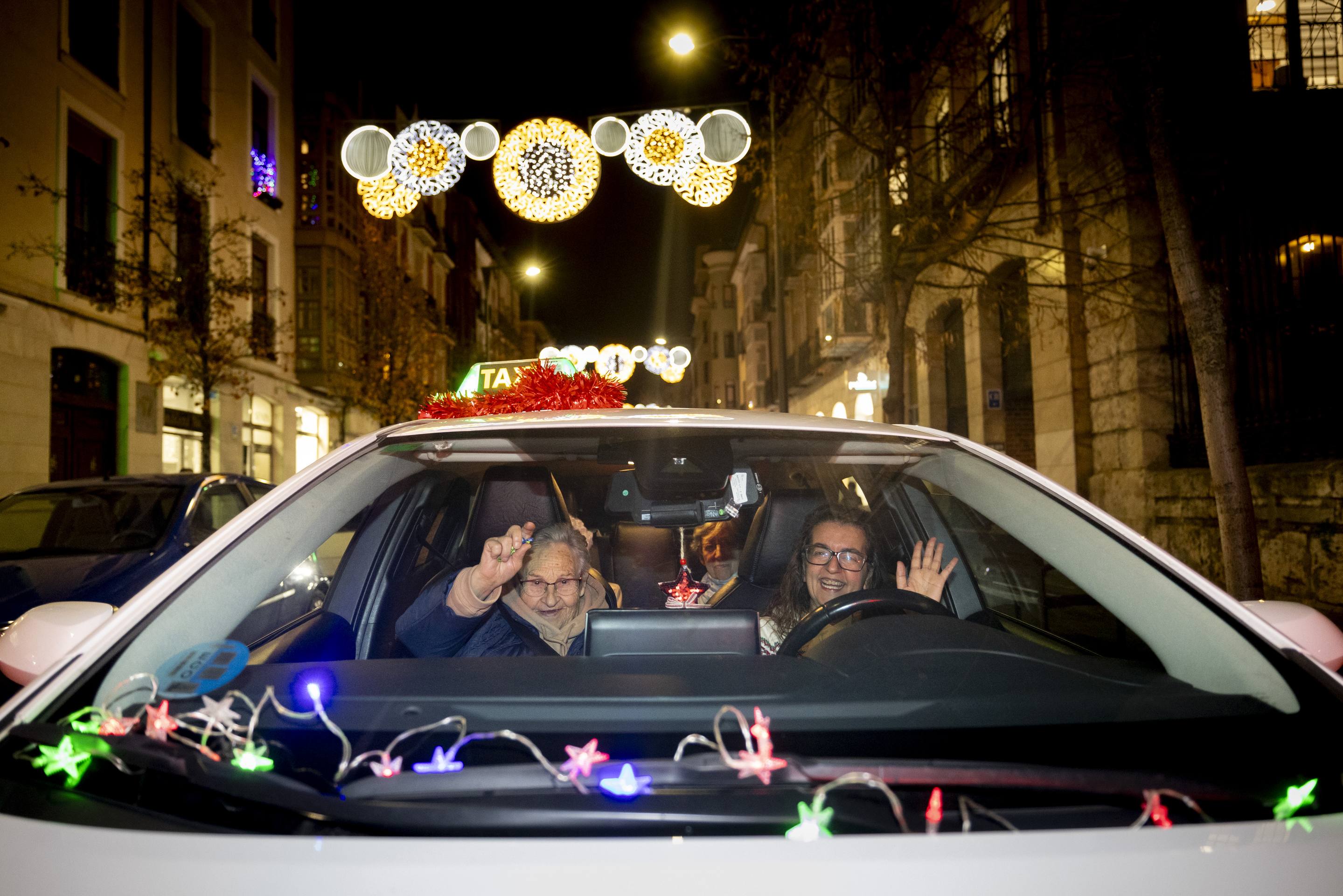 Los taxistas acercan la Navidad a 210 mayores de Valladolid