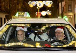Los taxistas de Valladolid recorren la ciudad con los ancianos de catorce residencias para ver la iluminación navideña