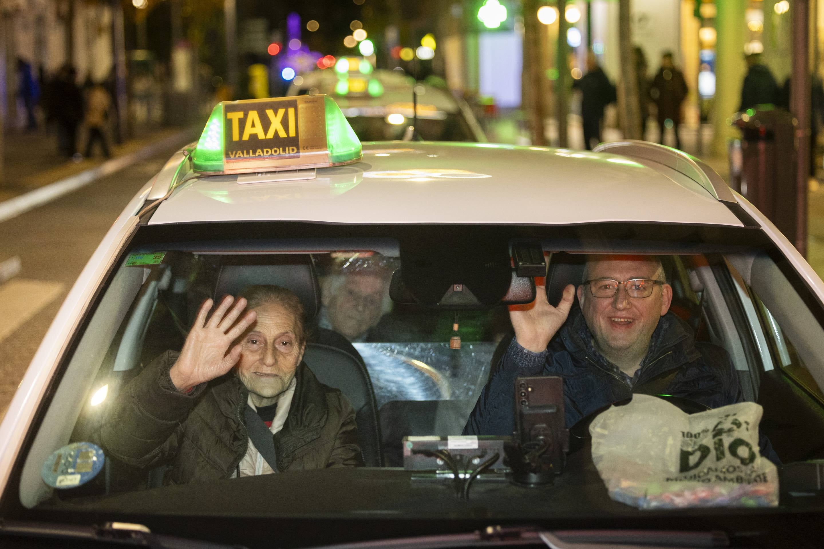 Los taxistas acercan la Navidad a 210 mayores de Valladolid