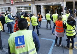 Concentración de las autoescuelas ante la Jefatura de Tráfico en 2021.