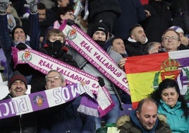 Aficionados del Real Valladolid durante el encuentro.