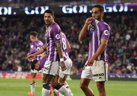 Anuar celebra el tanto, con Marcos André observándole de cerca.