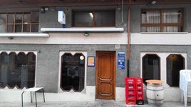 Puerta del bar Palacio de Carbonero el Mayor.