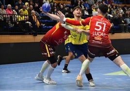 Ribeiro trata de frenar una acción ofensiva de Bidasoa.