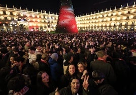 Miles de jóvenes casi llenan la Plaza Mayor de Salamanca.