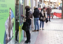 Varios ciudadanos sacan efectivo de los cajeros automáticos de la calle Cerrada de Valladolid este viernes.