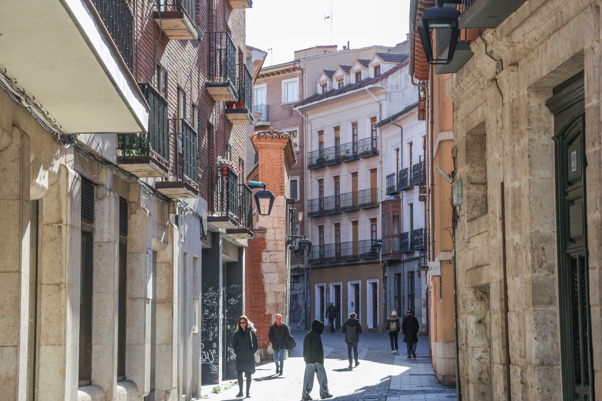 Un recorrido en imágenes por la calle Expósitos