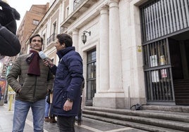 El padre de India, José Víctor López, atiende a los medios de comunicación este viernes a las puertas de la Audiencia de Valladolid.