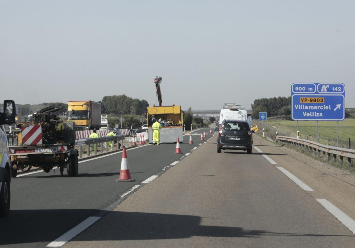 Obras en la A-62 a su paso por la provincia de Valladolid, en una imagen de archivo.