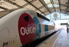 Un tren de Ouigo en la estación de trenes Campo Grande de Valladolid.