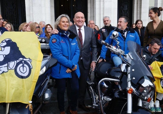 El alcalde, Jesús Julio Carnero, posa con los miembros del Club Turismoto.