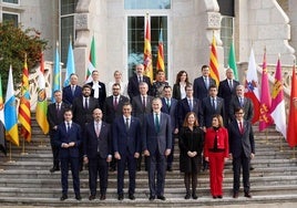 Foto de familia previa a la Conferencia de Presidentes, este viernes.