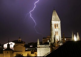 Un rayo rasga el cielo detrás de la torre de La Antigua.