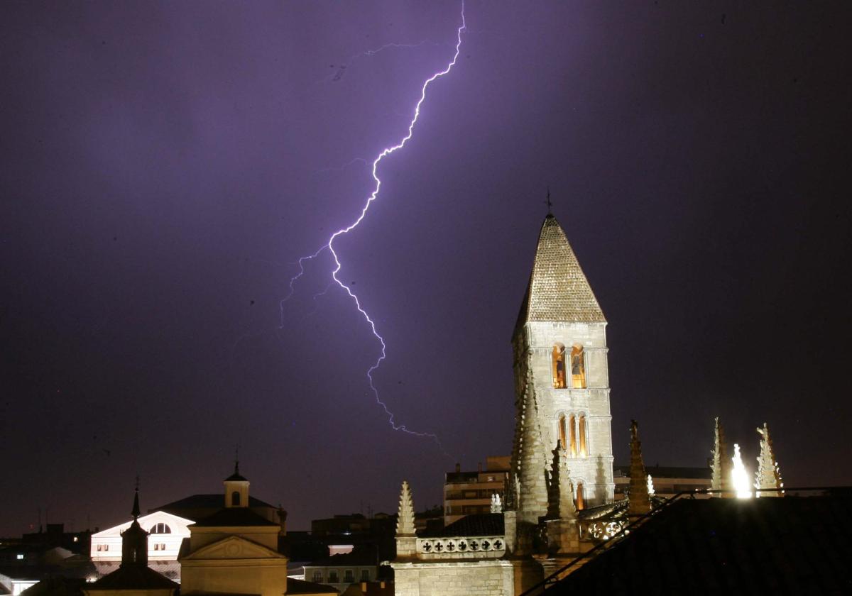 Un rayo rasga el cielo detrás de la torre de La Antigua.