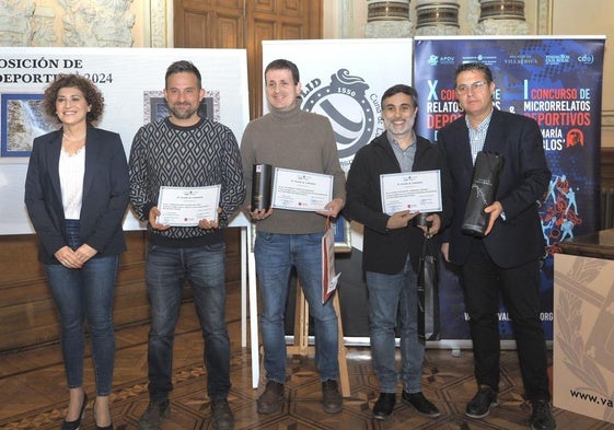 Los ganadores de los certámenes de Relatos, Microrrelatos y Fotografía posan junto a la concejala Mayte Martínez y Guillermo Velasco (APDV).