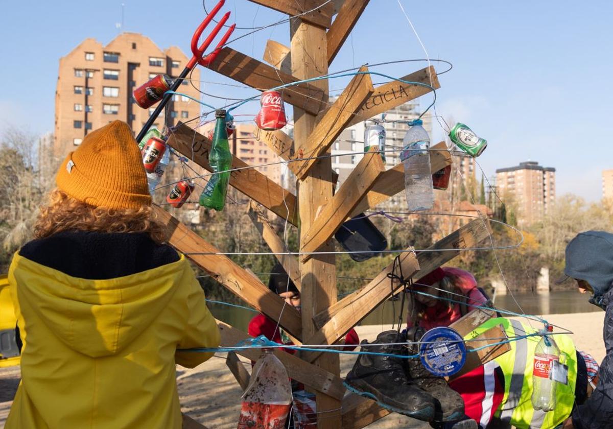 El Árbol de la Basuraleza de Las Moreras, en imágenes