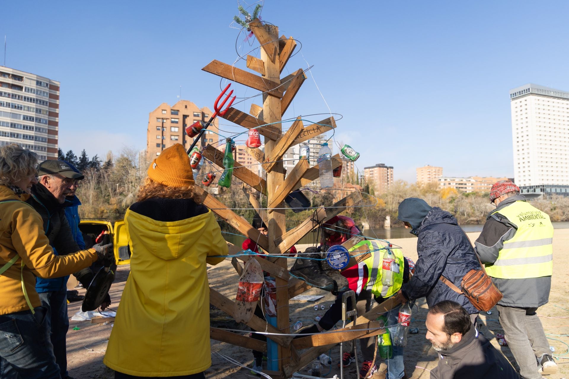 El Árbol de la Basuraleza de Las Moreras, en imágenes