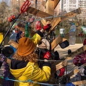 Un árbol navideño adornado con basura para remover conciencias