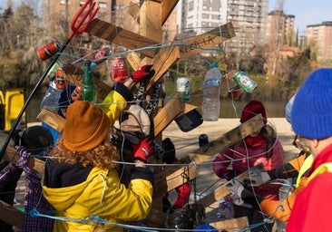 Un árbol navideño adornado con basura para remover conciencias